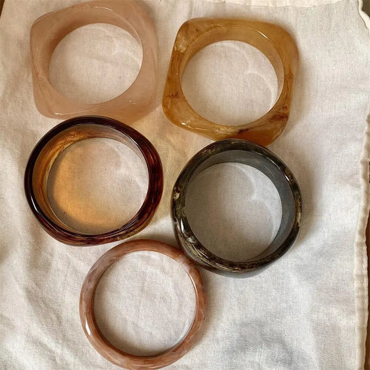 أساور هندسية من الراتنج على الطراز القديم - جريئة وعصرية